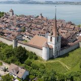 La stratégie du tourisme fribourgeois, ici la cité médiévale de Morat, peut s’ancrer sur le bilan 2023, année de tous les superlatifs au niveau des nuitées commerciales et de la fréquentation des destinations (archives). KEYSTONE/ANTHONY ANEX